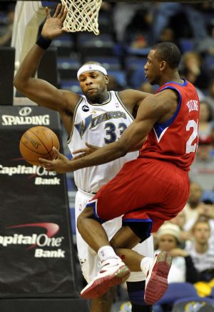 Brendan Haywood (L) of Washington Wizards blocks during the NBA game against Philadelphia 76ers at Verizon Center, Washington, DC, Dec.22, 2009.