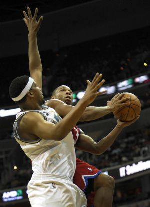 Willie Green (R) of Philadelphia 76ers breaks through during the NBA game against Washington Wizards at Verizon Center, Washington, DC, Dec.22, 2009. 