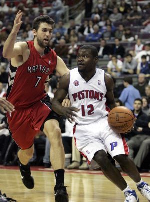 Detroit Pistons guard Will Bynum (R) drives against Toronto Raptors center Andrea Bargnani during the second half of their NBA basketball game in Auburn Hills, Michigan December 23, 2009. 