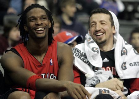 Toronto Raptors forward Chris Bosh (L) and Hedo Turkoglu smile on the bench during the final minutes of their NBA basketball game against the Detroit Pistons in Auburn Hills, Michigan December 23, 2009.