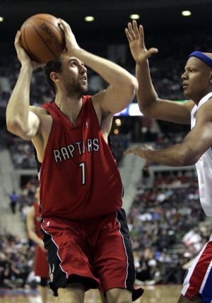 Toronto Raptors center Andrea Bargnani (L) looks to shoot the ball over Detroit Pistons forward Charlie Villanueva during the second half of their NBA basketball game in Auburn Hills, Michigan December 23, 2009. 