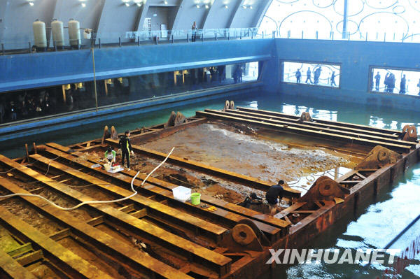 The shipwrecked merchant vessel, Nanhai No. 1, at its current home, the Crystal Palace in Guangdong Maritime Silk Road Museum, in Yangjiang, Guandong Province. The museum, which is the only underwater archeology museum in Asia, opened to the public Thursday. [Zhou Qiang/Xinhua]