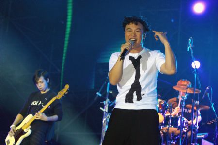 Chinese Hong Kong singer Eason Chan performs during his live concert in Shanghai, east China, Dec. 23, 2009.(Xinhua/Zhu Liangcheng)