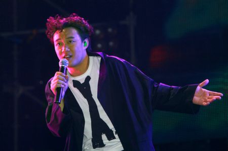 Chinese Hong Kong singer Eason Chan performs during his live concert in Shanghai, east China, Dec. 23, 2009.(Xinhua/Zhu Liangcheng)