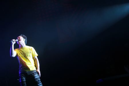 Chinese Hong Kong singer Eason Chan performs during his live concert in Shanghai, east China, Dec. 23, 2009.(Xinhua/Zhu Liangcheng)