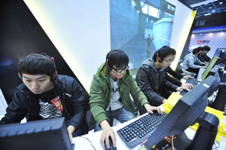 Visitors play digital games on the WMG3 Digital Game Expo in the Zhejiang World Trade International Center in Hangzhou, east China&apos;s Zhejiang Province, Dec. 24, 2009. The expo lasts from Dec. 24 to 27 with mainstream game products with digital interactive entertainment technologies. (Xinhua/Li Zhong)