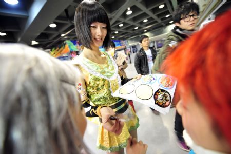 A girl dressed up as an game character hands out pasters on the WMG3 Digital Game Expo in the Zhejiang World Trade International Center in Hangzhou, east China&apos;s Zhejiang Province, Dec. 24, 2009. The expo lasts from Dec. 24 to 27 with mainstream game products with digital interactive entertainment technologies. (Xinhua/Li Zhong)