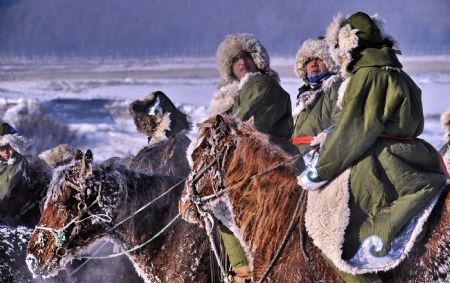 Men riding horses are seen in Yakeshi, north China&apos;s Inner Mongolia Autonomous Region, Dec. 22, 2009.(Xinhua/Li Xin)