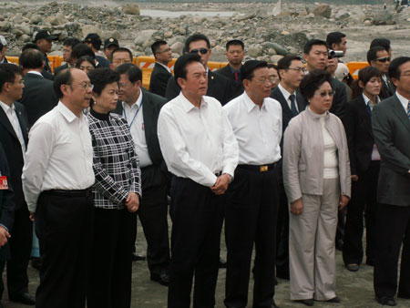 Chen Yunlin (C), president of the Association for Relations Across the Taiwan Straits (ARATS), visits a village hit by Typhoon Morakot in early August on Thursday in the central county of Nantou in Taiwan. [Xing Zhigang/chinadaily.com.cn] 