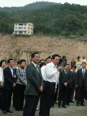 Chen Yunlin (front, R), president of the Association for Relations Across the Taiwan Straits (ARATS), visits a village hit by Typhoon Morakot in early August on Thursday in the central county of Nantou in Taiwan.[Xing Zhigang/chinadaily.com.cn] 