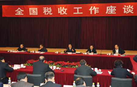 Chinese Vice Premier Li Keqiang (C Back) addresses a symposium on taxation work at the State Administration of Taxation in Beijing, capital of China, Dec. 24, 2009. [Rao Aimin/Xinhua]