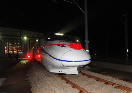 A high-speed train runs into Wuhan Railway Station, in Wuhan, capital of central China's Hubei Province, Dec. 26, 2009. The Wuhan-Guangzhou high-speed railway, which boasts of the world's fastest train journey with a 350-km-per-hour average speed, is debuted on Saturday. [Cheng Min/Xinhua]