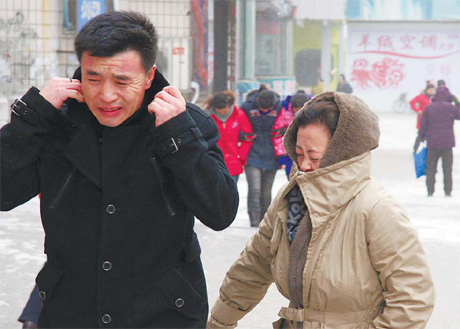 Though used to sub-zero temperatures, people in Dandong, Liaoning Province, still struggle to come to terms with the sudden drop in temperature on Friday. [China Daily]