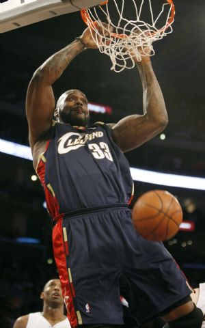  Cleveland Cavaliers' Shaquille O'Neal (R) dunks the ball in front of Los Angeles Lakers' Kobe Bryant during the second half of their NBA basketball game in Los Angeles December 25, 2009.