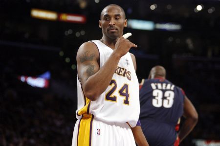 Los Angeles Lakers' Kobe Bryant (L) reacts after Cleveland Cavaliers' Shaquille O'Neal dunked the ball in front of him during the second half of their NBA basketball game in Los Angeles December 25, 2009.