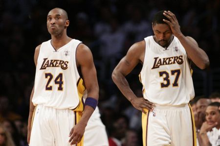 Los Angeles Lakers' Kobe Bryant (L) reacts after Cleveland Cavaliers' Shaquille O'Neal dunked the ball in front of him during the second half of their NBA basketball game in Los Angeles December 25, 2009.