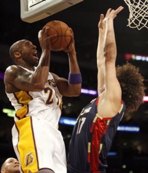 Los Angeles Lakers' Kobe Bryant (L) shoots the ball as Cleveland Cavaliers' Anderson Varejao (R) defends during the first half of their NBA basketball game in Los Angeles, December 25, 2009.