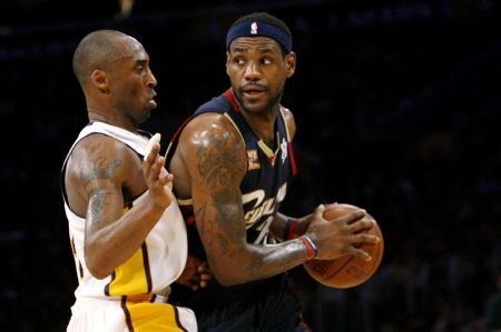 Los Angeles Lakers' Kobe Bryant (L) defends against Cleveland Cavaliers' LeBron James during the second half of their NBA basketball game in Los Angeles December 25, 2009.