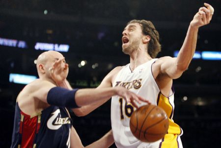 Los Angeles Lakers' Kobe Bryant (L) defends against Cleveland Cavaliers' LeBron James during the second half of their NBA basketball game in Los Angeles December 25, 2009.