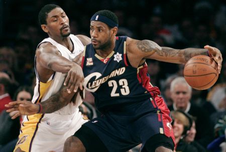 Cleveland Cavaliers' Zydrunas Ilgauskas (L), of Lithuania, knocks the ball away from Los Angeles Lakers Pau Gasol, of Spain during the first quarter of their NBA basketball game in Los Angeles December 25, 2009.