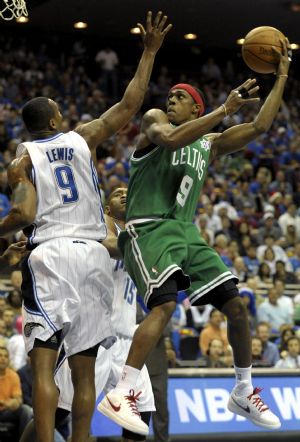 Boston Celtics guard Rajon Rondo (R) shoots the ball as he is defended by Orlando Magic forward Rashard Lewis during first half NBA basketball action in Orlando, Florida December 25, 2009.