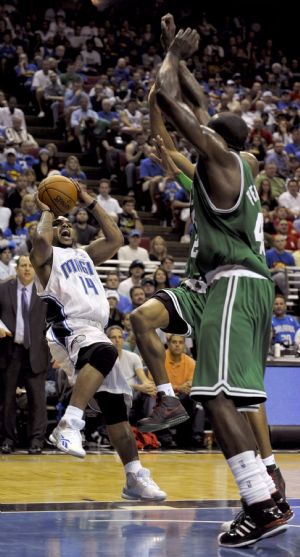 Orlando Magic guard Jameer Nelson (L) shoots over Boston Celtics guard Ray Allen (C) and center Kendrick Perkins (R) during second half NBA basketball action in Orlando, Florida December 25, 2009.