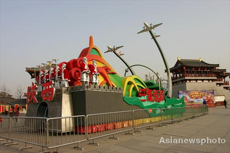 Terra Cotta Warriors replica statues clad in Santa Claus costume are seen in Xi'an, capital of northwest China's Shaanxi province, December 25, 2009. The exhibit is the provincial parade float displayed on the National Day in Beijing on Oct. 1.