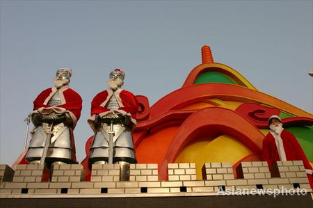 Terra Cotta Warriors replica statues clad in Santa Claus costume are seen in Xi'an, capital of northwest China's Shaanxi province, December 25, 2009. The exhibit is the provincial parade float displayed on the National Day in Beijing on Oct. 1.