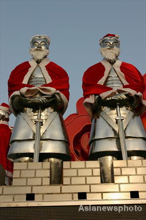 Terra Cotta Warriors replica statues clad in Santa Claus costume are seen in Xi'an, capital of northwest China's Shaanxi province, December 25, 2009. The exhibit is the provincial parade float displayed on the National Day in Beijing on Oct. 1.