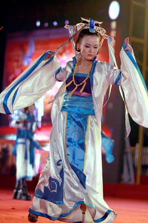 A contestant performs on the stage at the final of 2009 Cosplay Competition held in Guilin, southwest China's Guangxi Zhuang Autonomous Region, Dec. 25, 2009. Over 30 teams took part in the competition and competed for champion, prizes of best styling, best performing team and best property.