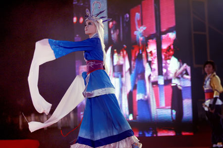 A contestant performs on the stage at the final of 2009 Cosplay Competition held in Guilin, southwest China's Guangxi Zhuang Autonomous Region, Dec. 25, 2009. Over 30 teams took part in the competition and competed for champion, prizes of best styling, best performing team and best property.