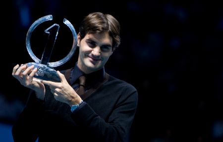 Roger Federer of Switzerland poses with the No.1 trophy at the ATP World Tour Finals tennis tournament in London, Nov. 25, 2009. He clinched the 2009 ATP World Tour year-end No.1 for the fifth time after He defeated Andy Murray of Britain at the ATP World Tour Finals Tuesday night. (Xinhua/Tang Shi)