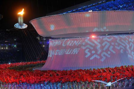 Photo taken on Oct. 16, 2009 shows the art performance before the opening ceremony of the 11th Chinese National Games in Jinan, east China&apos;s Shandong Province.(Xinhua File Photo)