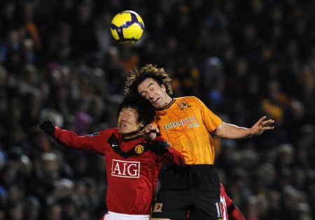 Hull City's Stephen Hunt (R) challenges Manchester United's Park Ji-Sung during their English Premier League soccer match in Hull, northern England December 27, 2009.