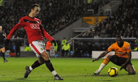 Manchester United's Dimitar Berbatov (L) shoots to score during their English Premier League soccer match against Hull City in Hull, northern England December 27, 2009.