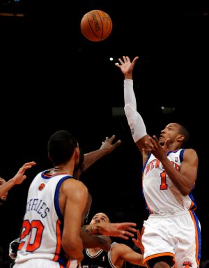 Chirs Duhon (R) of New York Knicks drives to the basket during the NBA games against San Antonio Spurs in New York, the United States, Dec. 27, 2009. San Antonio Spurs won the match 95-88.