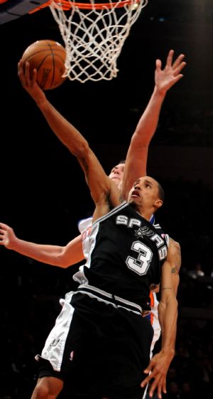 George Hill of San Antonio Spurs (Front) drives to the basket during the NBA games against New York Knicks in New York, the United States, Dec. 27, 2009. San Antonio Spurs won the match 95-88.