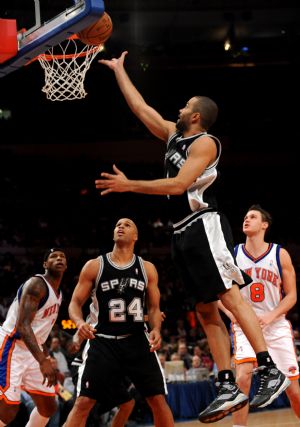 Tony Parker of San Antonio Spurs (Top) drives to the basket during the NBA games against New York Knicks in New York, the United States, Dec. 27, 2009. San Antonio Spurs won the match 95-88.