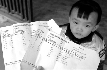 Results of medical tests on a boy, one of at least 44 children suffering from lead poisoning in Qingyuan of Guangdong province, are shown on Dec 25. The storage-battery maker allegedly behind the poisoning has been told to shut down. 