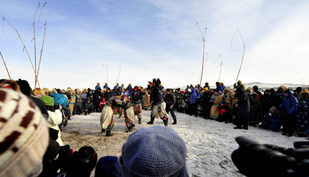 Men of Mongolian ethnic group wrestle in Xi Ujimqin Qi, north China's Inner Mongolia Autonomous Region, on Dec. 28, 2009. (Xinhua/Ren Junchuan)