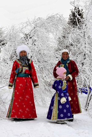 People of Mongolian ethnic group pose for photos in Xi Ujimqin Qi, north China's Inner Mongolia Autonomous Region, on Dec. 28, 2009. (Xinhua/Ren Junchuan)