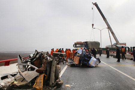 Photo taken on Dec. 28, 2009 shows the traffic accident site on the Poyang Lake Bridge in east China's Jiangxi Province.(Xinhua Photo)