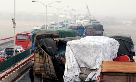 Photo taken on Dec. 28, 2009 shows the traffic accident site on the Poyang Lake Bridge in east China's Jiangxi Province. (Xinhua Photo)