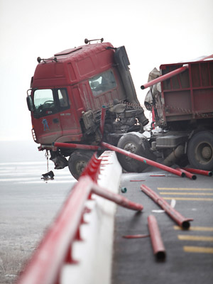 Photo taken on Dec. 28, 2009 shows the traffic accident site on the Poyang Lake Bridge in east China's Jiangxi Province. (Xinhua Photo)