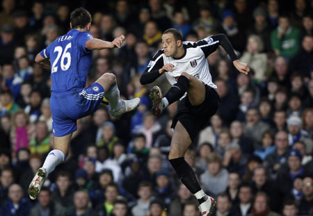 Chelsea's John Terry (L) challenges Fulham's Bobby Zamora during their English Premier League soccer match at Stamford Bridge in London December 28, 2009. 