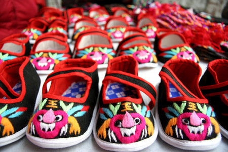 Photo taken on Dec. 28, 2009 shows handmade "Tiger Shoes", traditional Chinese cloth shoes for children, in Taoshan Township in Hanshan County, east China