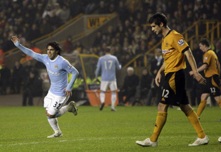 Manchester City's Carlos Tevez (L) celebrates his goal against Wolverhampton Wanderers during their English Premier League soccer match at Molineux in Wolverhampton, central England, December 28, 2009. 