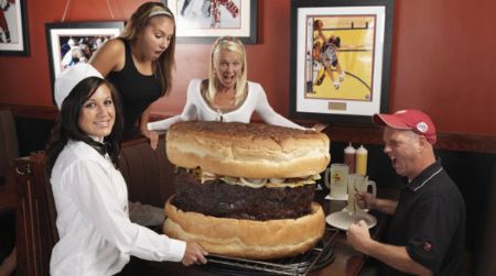 The largest commercially available hamburger is 84.14 kg (185.8 lbs) and is available for 499 U.S. dollars on the menu at Mallie&apos;s Sports Grill & Bar in Southgate, Michigan of the United States, May 2009.(Photo Source: gb.cri.cn)