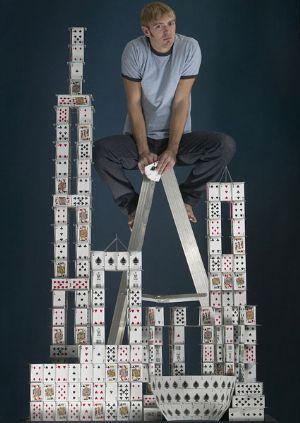 The largest playing card structure. Bryan Berg constructed a free-standing house of cards that measured 7.86 meters tall. It was completed on 15 October 2007 as part of the State Fair of Texas, in Dallas.(Photo Source: gb.cri.cn)