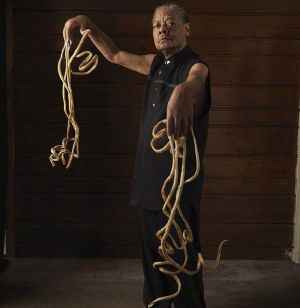 Melvin Boothe has the longest fingernails on a pair of hands, with a combined length of 9.85 meters, when measured in Troy, Michigan of the United States, May 2009(Photo Source: gb.cri.cn)